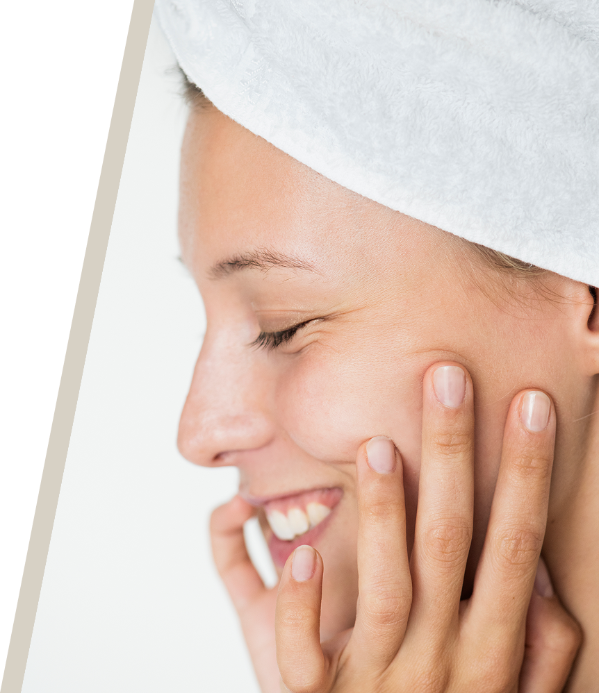 Foto mujer acariciando su rostro